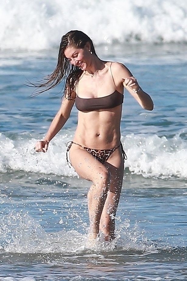 girleak.com > Gisele Bundchen > Gisele Bundchen Sexy Bikini (24 Photos)_67d7849b52101.jpeg - photo & video leak - 5613 - 2025-04-29 - By admin - Gisele Carvalho / Iamgiselec / iamgiselec2