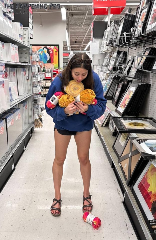 girleak.com > Kira Kosarin > Kira Kosarin Sexy Legs (7 Photos)_67d717038a1a3.jpeg