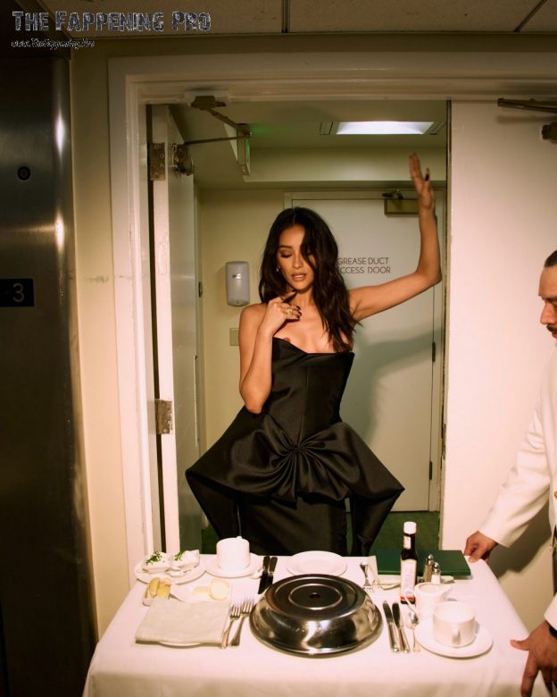 girleak.com > Shay Mitchell > Shay Mitchell Sexy At The Vanity Fair Oscar 2025 Party (10 Photos)_67d76255aea21.jpeg