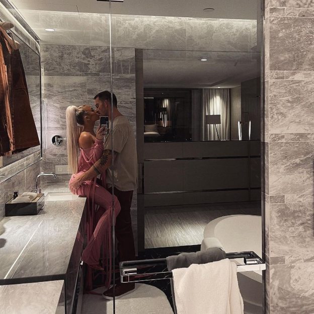 girleak.com > Tammy Hembrow > Tammy Hembrow Kisses Matt Poole (7 Photos)_67d77a7530eeb.jpeg